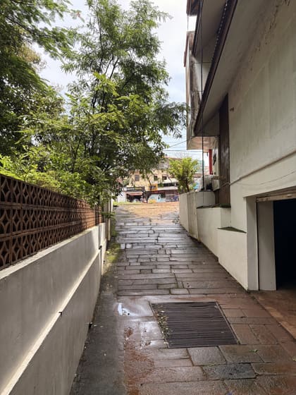 Side access path and front-yard approach